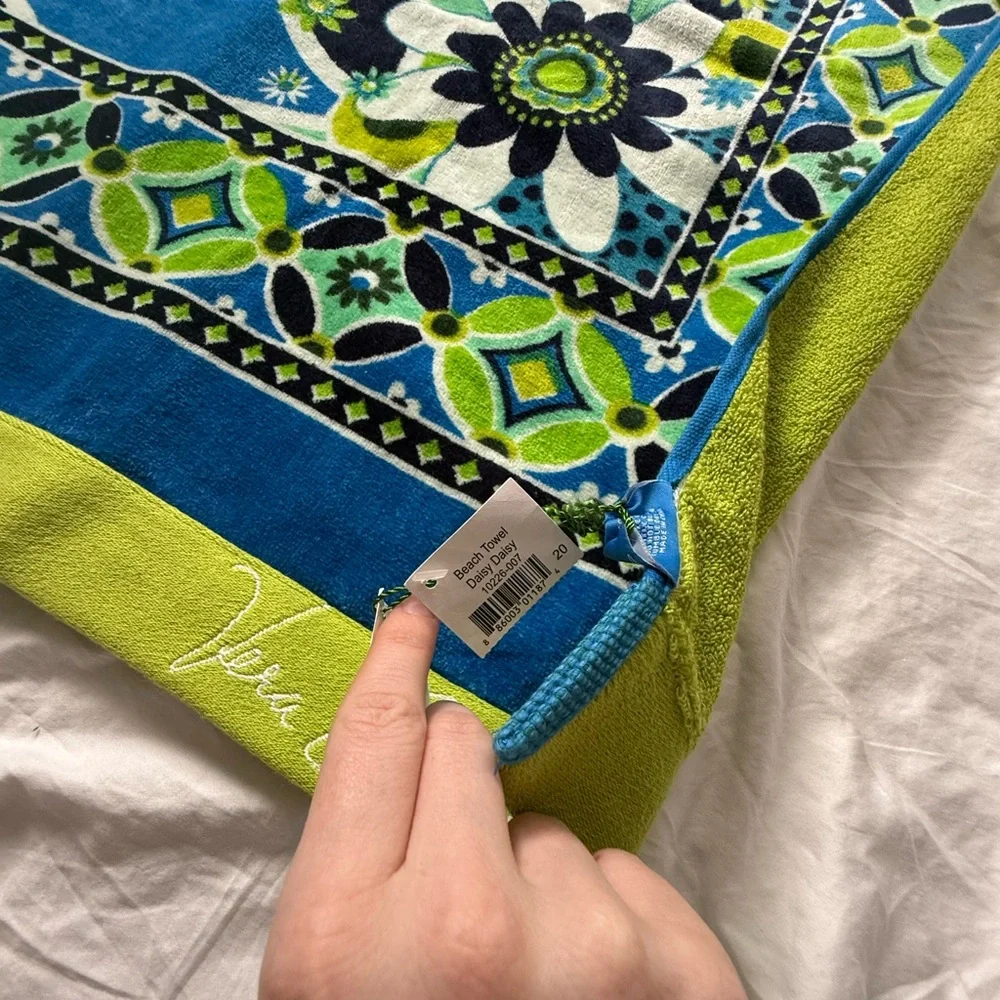 NWT Vera Bradley Daisy Daisy Beach Towel Retired Pattern LAST ONE!